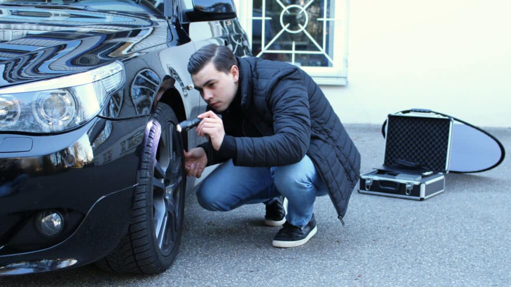 KFZ-Gutachter erstellt ein Unfallgutachten