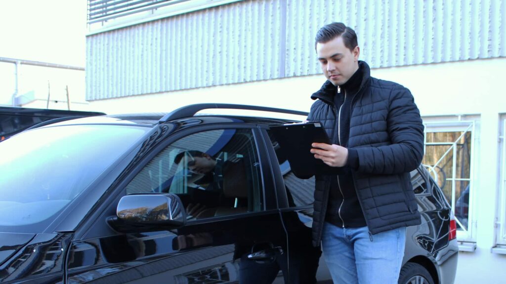 Kfz-Gutachter Donaueschingen 2 2S-Kfz Ein Kfz-Gutachter steht vor einem Auto, welches einen Unfallschaden hat und erstellt eine Schadengutachten.